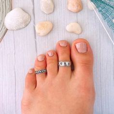 Adjustable Sterling Silver Star Toe Ring, Open Toe Ring, Wide Band Unisex Ring, Summer Jewelry, Boho Knuckle Ring, Pinky Ring, Foot Jewelry - Etsy Spain Handmade Summer Toe Ring Jewelry, Handmade Toe Ring For Summer, Summer Toe Ring Jewelry As A Gift, Summer Toe Ring Jewelry Gift, Bohemian Nickel-free Toe Midi Rings, Bohemian Midi Rings Nickel Free, Bohemian Toe Rings For Summer, Bohemian Summer Toe Rings, Bohemian Style Summer Toe Rings