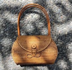 Experience luxury and sustainability with our custom handmade rattan handbags. Free shipping available for a limited time only. Shop now and make a fashion statement. Western Style Interior, Rattan Bags, Rattan Handbags, Rattan Bag, Beach Adventure, Beach Bags, Summer Festival, Beach Days, Handle Bag