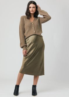 On-trend satin complete with a comfy-meets-flattering fit. You'll love the Lexie Satin Skirt from Ripe Maternity. Shop now! Maternity Jacket, Slim Fit Skirts, Maternity Brands, Nursing Wear, Cropped Knit Sweater, The Bump, Pregnancy Wardrobe, Maternity Skirt, Stylish Maternity