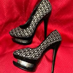 Mona Mia Black & Silver 5.5” Heels. Size 6.Beautiful Pattern On Entire Shoe. Solid Shiny Black Heel. Item#847 Silver Fitted Platform Heels, Fitted Silver Platform Heels, Mia Shoes, Black Heel, Trendy Shoes, Black Heels, Beautiful Patterns, Black Silver, Size 6