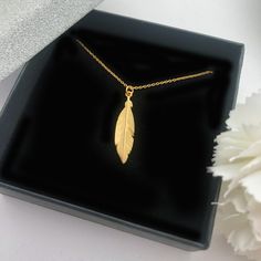 Gold Feather Necklace | dainty feather jewelry | Simple Necklace | Flowing Feather Pendant | Layering Necklace with dainty feather charm ♡ DESCRIPTION This cute necklace features a detailed feather pendant with a lovely shiny finish. A pretty feather pendant with chain. All made with gold plated 24 k will look great with any outfit. You can wear it everyday and be sure its made with high quality materials. Please select the necklace length from the menu. ♡ DETAILS Feather. 3 cm Material: gold pl Gold Feather Jewelry For Wedding, Gold Feathered Wedding Jewelry, Elegant Feather Jewelry As Gift, Elegant Feather Jewelry Gift, Elegant Feather Jewelry For Gift, Feather Pendant Jewelry For Gifts, Feather Pendant Jewelry As Gift, Feather Necklace Gift, Gold Feather Necklace Perfect For Gifting