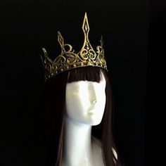 Women's Gold Queen Crown, Halo Headdress For Halloween Costume,Queen Halo, Goddess Festival Headdress. This headband can be worn for a, music festival, as a photo prop, for a theater or dance performance or just for fun! It's made of rubber casting and not metal. So it's ideal for halloween, cosplay and theater and not to be worn with formal wear. If you want a metal based crown ideal for formal party wear, pls get in touch. C U S T O M I Z A T I O N Get in touch for custom orders! S I Z E Adult Gold Queen Crown, Festival Headdress, Crown Halo, Viking Skull, Metal Mask, Metal Crown, Party Kleidung, Queen Crown, Masquerade Mask