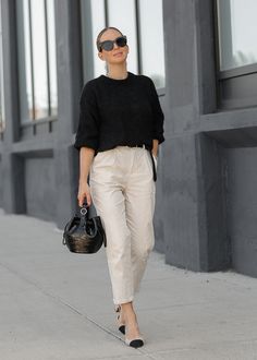 Relaxed Trousers Three Ways: Outfit Ideas for Fall | Brooklyn Blonde Beige Trousers Outfit Women Casual, Black Work Trousers Outfit, Crop Trousers Outfit, Relax Outfits Women, Cream Pants Outfit Women, Trousers Outfit Fall, Fall Trousers Outfit, Style Trousers Women, Cropped Trousers Outfit