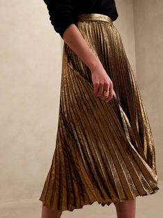 Metallic Pleated Skirt Outfits, Gold Skirt Outfit, Long Gold Skirt, Pleated Skirt Outfits, Gold Pleated Skirt, Pleated Skirt Outfit, Metallic Pleated Skirt, Gold Skirt, Family Picture Outfits