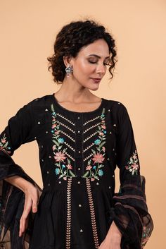 Stunning embroidery and print details adorn this round-neck Kurti set. The set includes a Kurti, pants, and dupatta, and features 3/4 length sleeves. Three beautiful components, one flawless ensemble. Kurti Pants, Baluchari Saree, Black Anarkali, Golden Blouse, Embroidery Kurti, Golden Saree, White Embroidered Blouse, Silver Blouse, Orange Saree