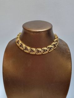 A beautifully designed and crafted 1960s necklace by Monet, in excellent vintage condition, Signed Monet, on a metal hangtag attached to the chain.  The shortest length is 37cm, and the longest is 41cm. The width is 1.6cm. All jewellery is sanitised and ready to wear.  We have lots more fabulous Monet necklaces for sale in our shop :) ------------------ 🏆About the Designer: Vintage Monet jewellery is prized by collectors because of its high quality and design. The triple-plating manufacturing process ensures that Monet jewellery lasts for decades without tarnish. In the 80s and 90s, Monet produced jewellery for Yves Saint Laurent and Christian Lacroix. -------------------- 🌟 P&P: 👉 Will arrive gift wrapped, in a padded bag 👉 UK shipping: Royal Mail Tracked 24 👉 International Shipping: Retro Metal Clavicle Chain Necklace, Vintage Clavicle Chain Choker, Vintage Clavicle Chain Necklace For Parties, Gold Hallmarked Necklaces For Evening, Vintage Brass Clavicle Chain Jewelry, Formal Metal Chain Necklace With Rectangular Links, Vintage Gold-tone Clavicle Chain Jewelry, Vintage Brass Choker Necklace, Retro Metal Necklace With Adjustable Chain