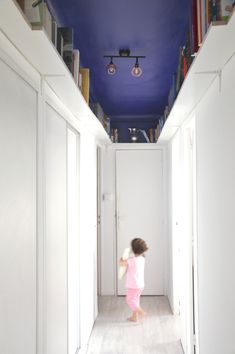 Plafond bibliothèque, bleu Majorelle - Elise lovecraft Ceiling Shelves, Interior Deco, Home Library, Interior Inspo, House Inspo, House Inspiration, Interior Spaces, In The Middle, Interior Inspiration