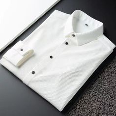 Dieses Business Casual Langarmhemd mit Umlegekragen ist aus extra weicher Baumwolle und hochwertigem Elasthan gefertigt, was dem Hemd die Eigenschaft verleiht, sich elastisch an jeden Körpertyp anzupassen. Es verfügt über einen klassischen Kragen und kann zu verschiedenen Outfits getragen werden. Es ist bequem und wurde für diejenigen entworfen, die Stil und Selbstvertrauen zugleich ausstrahlen.



Vorteile:Komfort & Atmungsaktivität

Stil: Lässig / Elegant

Geschlecht:Männer

Saison:Ganze Saiso White Stretch Button-up Top, Stretch Business Casual Shirt, Classic Stretch Long Sleeve Dress Shirt, Classic Long Sleeve Stretch Dress Shirt, Stretch Cotton Long Sleeve Shirt, White Stretch Formal Tops, White Stretch Top For Formal Occasions, White Fitted Business Top, White Slim Fit Shirt With Casual Collar