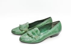 Vintage emerald green leather women penny style loafers with decorative frontal fringes. Flat shoes, moccasin. Kiltie shoes. Flat comfy shoes. Driving flat shoes. Leather insole and lining. European fashion shoes.  Brand: Claudia (Made in Italy). Condition: vintage condition. Have some signs of use and age. Measurements: heel height 2.5 cm / 1" in outsole length 24 cm / 9.4" in bottom sole width in widest place 8 cm / 3.1" in  Size: EU 36 (labeled), US 5.5 Green Leather Low Heel Flats, Green Round Toe Loafers For Formal Occasions, Elegant Green Low Heel Flats, Green Slip-on Loafers With Round Toe, Green Slip-on Moccasins With Flat Heel, Green Slip-on Moccasins For Formal Occasions, Green Closed Toe Formal Loafers, Green Leather Sole Slip-on Moccasins, Green Slip-on Moccasins With Leather Sole