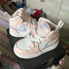 Light Pint With White And Light Purple Baby Shoes Jordans, Infant Sneakers, Jordan Purple, Pink Jordans, Sneakers Jordan, Jordan Retro 1, Jordan 1s, Cute Nike Shoes