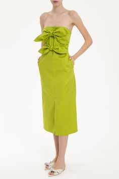 DescriptionThink about effortlessly chic pieces to wear day and night like this Solid Strapless Midi Dress With Double Knot with pockets. Style the Solid Strapless Midi Dress With Double Knot with sandals and woven tote al mare. Items in the FINAL SALE category cannot be cancelled or returned. Product detailsStrapless, Double Knot, Midi, Pockets, Open Front ColorGreen Composition97% COTTON 3% SPANDEX Model measurementsHeight: 180 cm (5'11") / Bust: 82 cm (32.3") / Waist: 60 cm (23.6") / Hips: 92 Chic Spring Dresses With Knot Detail, Green Spring Dress With Tie Fastening, Elegant Knot Detail Dress For Day Out, Chic Vacation Dress With Bow, Elegant Vacation Dress With Bow, Green Summer Dresses With Knotted Straps, Spring Evening Dress With Knotted Straps, Summer Party Dress With Knot Detail, Spring Beach Dress With Knot Detail