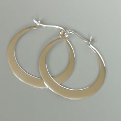 These are sterling silver flat hoops. Dimensions: 40 x 44 mm These earrings are made of 925 hypoallergenic sterling silver. Please note this price is for ONE PAIR Sent in a gift box. I can include a personal message from you if needed You are welcome to contact me at... bhavnakwintra1956@gmail.com For more beautiful pieces from my shop, please browse 👇 TOE RINGS: https://www.etsy.com/your/shops/TheSilverGame/tools/listings/section:27020628,view:table EAR HOOPS: https://www.etsy.com/your/shops/T Hoops Silver, Hoop Charms, Jewelry Minimalist, Silver Flats, Feather Earrings, Toe Rings, Star Charms, Silver Hoops, Star Earrings