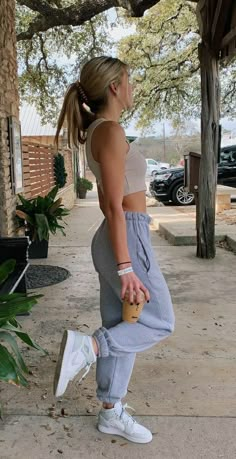 Nice Day Outfits, Fit Girl Aesthetic Outfits, Sporty Girl Aesthetic Outfit, Lazy Comfy Outfits, Female Casual Outfits, Lazy Outfits For School Winter, Outfit Ideas With Sweatpants, Hot Outfit Ideas Summer, Lazy Outfits For School