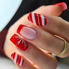 🎅 Embrace the holiday spirit with our Christmas-themed fake nails! Featuring burgundy and pink tones with festive patterns, these acrylic nails are perfect for celebrating Christmas with family and friends. 🎄 High-quality and gentle on nails, they're easy to install with double-sided jelly glue and a nail file, creating a salon-worthy look in just 3 minutes. 🦌 💅 #ChristmasNails #HolidayBeauty #GiftIdeas Nail Art Noel, Unghie Sfumate, Valentine Nails, Manicure Tips, White Nail, Christmas Nail Designs