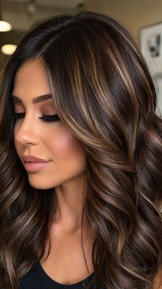 Gorgeous Corte en V con Reflejos Dorados Perfect for Summer ☀️ Dark Brunette With Brown Highlights, Dark Brown Base With Blonde Highlights, Natural Dark Brown Hair With Highlights, Casual Curls, 23 Style, Glow Hair, Fun Vibes, A Hairstyle