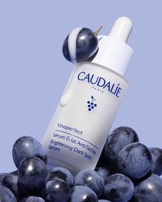 Unlock radiant skin with Caudalie's Vinoperfect Dark Spot Brightening Serum! This effective yet gentle serum corrects and prevents dark spots for a brighter complexion. Suitable for all skin types, even the most sensitive, this serum acts on all types of dark spots for a flawless look! Caudalie Serum, Caudalie Vinoperfect Serum, Caudalie Vinoperfect, Serum Bottle, Dark Spot Serum, Creative Videos, Beauty Routine Tips, Beauty Products Photography, Cosmetic Design