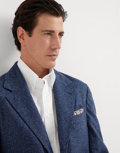 Flecked silk, wool and cashmere houndstooth flannel deconstructed Cavallo blazer The careful combination of refined threads enhances the versatile, essential feel of this unconstructed Cavallo blazer. Silk, wool and cashmere Donegal flannel enriches the classic houndstooth pattern with a mottled effect. The “Solomeo Shoulder”, named after the hamlet where the company is located, characterizes the Brunello Cucinelli blazer with distinct proportions. The tapered and pronounced cut of the shoulder Blazer For Man, Deconstructed Blazer, Tuxedo T Shirt, Cashmere Blazer, Elegant Aesthetic, Blazer Blue, Houndstooth Blazer, Eyewear Womens, Silk Wool