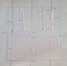 an apron pattern is shown with measurements