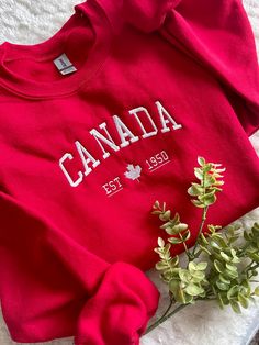 CANADA 🇨🇦  Comfy sweatshirt with Canada in a varsity-like font featuring the National Maple Leaf. This pullover Crewneck will keep you stylish and cool! You can also personalize the date, just add it in the personalization box! You can add names on the sleeve for $5 extra! it will come as 1950 unless requested otherwise.  This sweatshirt is available in 5 colors:  ✨ Cherry Red (as shown in the listing photo) ✨  Dark Gray ✨  White (default thread color will be red) ✨  Indigo Blue ✨  Heather Gra Varsity Long Sleeve T-shirt For School, Crew Neck T-shirt With Letter Embroidery For College, Varsity T-shirt With Embroidered Graphics For Fall, Collegiate Long Sleeve T-shirt With Letter Embroidery, Trendy Long Sleeve Sweatshirt With Letter Embroidery, Varsity Crew Neck Tops With Embroidered Graphics, Trendy Hoodie With Letter Embroidery And Crew Neck, Winter Letter Print Sweatshirt For School, Winter School Sweatshirt With Letter Print