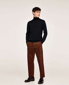 Brown Velvet Pants Outfit, Velvet Pants Outfit, Trousers Street Style, Black Sweater Outfit, Sweater Outfits Men, Manly Style, Turtle Neck Men, Corduroy Trousers, Vintage Mens Fashion