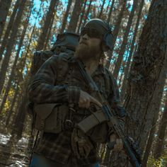 Redbeard Tactical Blog on Instagram: "Militia or Guerilla? A Taxonomy. When looking at discussions on unconventional warfare we see the terms "Militia" and "Guerilla" being used in an almost interchangeable fashion. This is as far from the truth as it can be. Both types of organization operate in utterly different modes and there are well documented cases of both either functioning on their own or working hand in hand. Historic Examples: -Vietnam: Vietcong Village Defense/ Main Force -Afghan Guerrilla Warfare, Trench Warfare, Guerilla Warfare, Guerilla Warfare Tactics, Jungle Warfare Soldiers, Star Wars Trench Warfare, Military Loadout, Insurgent, Military Police