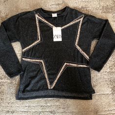 Sequence Zara Star Sweater. Cozy And Soft Trendy Black Glitter Tops, Trendy Black Sweater With Star Print, Black Star Print Top For Winter, Black Glitter Long Sleeve Top, Trendy Silver Tops For Winter, Old Sweatshirt, Velvet Sweatshirt, Zara Sweatshirt, New York Street Style