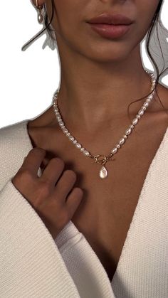 Perls Jewellery Aesthetic, Pearls Necklace Outfit Casual, Old Money Necklace, Outfit Pearl Necklace, Pearl Necklace Outfit, Money Necklace, Scissor Necklace, Pearl Necklace And Earrings, Baroque Pearl Pendant