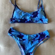 ***Never Worn*** Shein Tie Dye Bikini Blue Triangle Top Tankini For Poolside, Blue Seamless Tankini For Beach Party, Blue Seamless Tankini For Pool, Blue Seamless Swimwear For Sunbathing, Blue Seamless Tankini For Beachwear, Blue Seamless Tankini For Beach, Beachy Blue Fitted Tankini, Blue Seamless Summer Tankini, Blue Seamless Beachy Swimwear