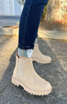 Chelsea Boots Cream, Khaki Chelsea Boots Outfit, Women's Fall Shoes, Comfy Fall Boots, Fall Shoes 2024, Red Block Heels, Active Style, Fall Boots Outfit, Womens Casual Boots