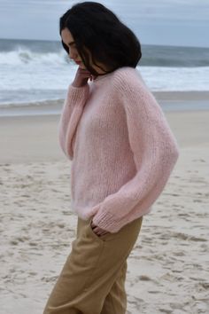 Light Pink Knitted Sweater, Hand Knitted Pink Mohair Sweater, Cozy Pink Mohair Sweater, Pink Sweater Outfit, Pull Mohair, Light Pink Sweaters, Mohair Knit, Fluffy Sweater, Raglan Sweater