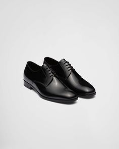 Laces Sleek, smooth upper Leather sole with rubber half-sole and heel layer with hot-stamped logo 25 mm heel Leather insole Prada Shoes Men, Derby Shoes Men, Christian Shoes, Black Work Shoes, Shiny Shoes, Black Shoes Men, Luxury Footwear, Brogue Shoes, Prada Shoes