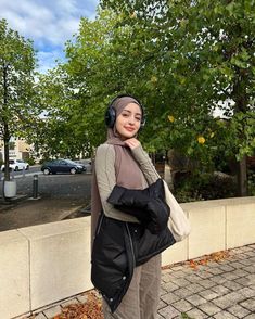 Hijab Outfit Inspiration, Loose Pants Style, New Hijab, Hijab Style Tutorial, Cute Modest Outfits, Black Puffer Jacket, Classy Photography