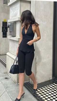 yet classy Capri Trousers, Woman In Black, Pants Outfits, Looks Street Style, Mode Inspo, Lookbook Outfits