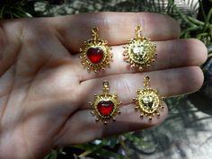 You will receive, (choose size small or large) a beautiful Mexican Glass Puffy Heart Pendant. Use for your jewelry designs, altar, projects, etc. Size: Large: 25mm x 19mm Small: 21mm x 17mm Hole: 1.8mm aprox Color: Red and Gold Materia: Glass, Brass, Gold Plate Thick: 6mm aprox Mexican Jewelry Traditional, Mexican Gold Jewelry, Mexican Jewelry Gold, Hispanic Jewelry, Ghost Core, Mexican Heart, Modern Royalty, Sacred Jewelry, Fork Jewelry