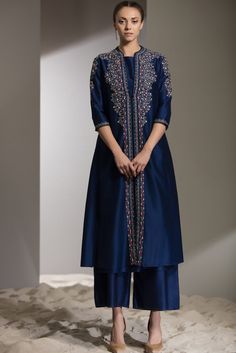 Navy Floral Embroidered Anarkali Anarkali Jacket, Blue Anarkali, Embroidered Anarkali, Outfits Retro, Salwar Kamiz, Anarkali Kurta, Kurti Designs Party Wear