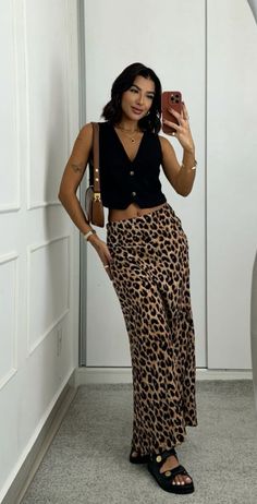 10 Looks Colete de Tricot para se inspirar! Looks Colete de Tricot Look Casual Verano, Summer 2025 Outfits, Bogota Outfit, Summer Italy Outfits, Leopard Skirt Outfit, Printed Skirt Outfit, Outfits Primavera, Creative Outfits, Look Legging