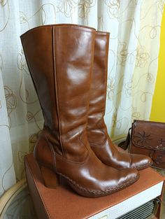 The Iconic Frye Label Cowboy Boots made in USA This styleis in called the 'Phoneix' and are a rich tan colour. They are in great Shape and were manufactured in mid 90s. They feature a moccasin style stitching around the bottom of boot 👢 and a size zipper with leather lining Size EU 39 US8 Frye Cowboy Boots, Mid 90s, Moccasins Style, Tan Color, Boot Shoes Women, Moccasins, Cowboy Boots, Womens Boots, Made In Usa