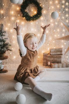 Christmas Photoshoot Indoor, Simple Christmas Photoshoot, Christmas Mini Sessions Indoor, Studio Christmas Mini Sessions, Christmas Mini Sessions Outdoor