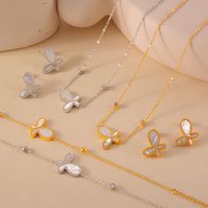 Surprise the person you love with the perfect gift! Perfect for birthdays, anniversaries, or as a "just because" gift for that special person in your life. Pearl Butterfly, Seashell Necklace, Just Because Gifts, Gold Plated Bracelets, Butterfly Necklace, Style Women, Metal Material, Pearl Ring, Necklace Length