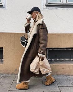 Shearling Coat Outfit, Paris Mode, Sheepskin Coat, Influencers Fashion, Coat Outfits, Warm Outfits, Shearling Jacket, Winter Fashion Outfits, Winter Looks