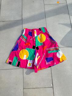 Vintage abstract colorful high waist shorts with elastic waist band by Palmetto's. Women's size Medium - Measures: 24"-32" waist, 5" inseam, 18" outseam and 15.5" front rise. Pockets on each side. Made in Costa Rica. Excellent condition. 100% cotton. See pictures for more details. Retro High-waisted Shorts For Summer, Retro High-waist Summer Shorts, Retro High Waist Summer Shorts, Retro Summer Shorts, Playful Multicolor High Waist Bottoms, Retro Short Bottoms With Elastic Waistband, Retro High Waist Multicolor Shorts, Retro Shorts For Spring, Retro High-waisted Beach Shorts