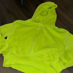 Never Worn Cropped Nike Hoodie Neon Bright Green Color Nike Hoodie With Ribbed Cuffs For Spring, Nike Sporty Hoodie For Spring, Nike Sporty Spring Hoodie, Nike Hoodie For Spring, Nike Spring Hoodie Sweatshirt, Green Nike Sweatshirt For Fall, Nike Green Sweatshirt For Fall, Nike Green Athleisure Sweatshirt, Yellow Long Sleeve Hoodie For Spring