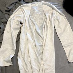 Never Worn Fitted Feminine Long Sleeve Sleepwear, Fitted Spring Daywear Robe, Fitted Robe For Spring Daywear, Elegant Spring Wrap Sleepwear, Fitted Open Front Robe For Spring, Spring Wedding Night Sleepwear With Open Front, Chic Stretch Sleepwear For Spring, Elegant Stretch Sleepwear For Spring, Chic Long Sleeve Fitted Sleepwear