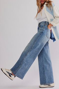 Wide Leg Jeans With Sneakers, Wide Leg Jeans And Sneakers, Jeans With Sneakers, Jeans And Sneakers Outfit, Winter Outfits Aesthetic, Sneakers Outfit