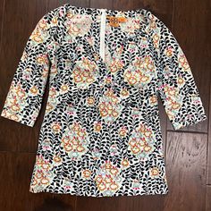 Tory Burch - Size 6 - Never Worn - Multi Colored - Navy Color Ran A Bit From Handwashing Before Selling, Photos Included. Selling Photos, Linen Tunic, Color Run, Navy Color, Tunics, Multi Colored, Tory Burch, Tunic Tops, Womens Tops