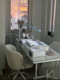 Cozy Nail Salon, Nail Home Studio, Nail Desk Ideas, Nails Table, Nail Studio Decor, Fairytale Room