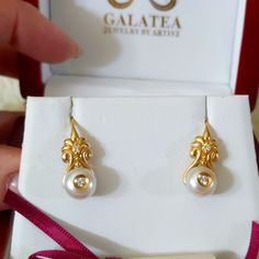 Nib Fabulous Galatea Diamond In A Pearl Earrings Set In Solid 14k Gold Heavy Setting. These Earrings Were Purchased About 15 Years Ago And Never Worn. Setting Is Much Heavier Than How They Make Them Today. - Please Note That The Hinge On The Box Is Broken. Yellow Gold Diamond Pearl Earrings With Elegant Design, Elegant Yellow Gold Pearl Earrings With Diamonds, Elegant Yellow Gold Diamond Pearl Earrings, Elegant 14k Gold Diamond Earrings For Anniversary, Exquisite Gold Pearl Earrings With Diamond Accents, Elegant Diamond White Pearl Earrings For Gift, Elegant Diamond White Pearl Earrings As Gift, Elegant 14k Gold Pearl Earrings For Formal Occasions, Elegant Hallmarked Diamond White Earrings