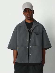 Gris Claro Casual Collar manga corta Tela tricotada Letras,Liso,Frase Camisa Embellished No-Elástico Man Oversized Shirt, Boxy Shirt Outfit Men, T Shirt Oversized Outfits Men, Nylon Outfits, Grey Outfit Men, Grey Shirt Outfit, Oversized Outfit Men, Mens Oversized Shirt, Japanese Streetwear Mens