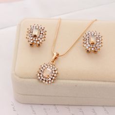 Fashion Gem Jewelry Sets CZ Stone Chain Crystal Pendant Necklace/ Earrings Bridal Accessories Women Wedding Jewelry SetsModel Number:32924425599 Gold Pendant Designs, Rhinestone Wedding Jewelry, Luxury Wedding Jewelry, Pink Stone Necklace, Pendant Designs, Rhinestone Jewelry Set, Luxury Necklace, Women's Jewelry Sets, Gold Necklace Set