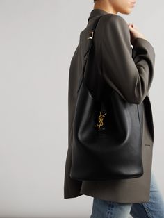 Anthony Vaccarello unveiled the original 'Le 5 à 7' bag at SAINT LAURENT's Spring '21 show - it became an instant classic. Marrying a timeless aesthetic with modern practicality, this large version is made from naturally grained leather and embellished simply with 'Cassandre' hardware that doubles as the fastening. Ysl Bag Aesthetic, Cold Outfit, Saint Laurent Tote, Large Leather Tote Bag, Designer Pieces, Timeless Aesthetic, Large Leather Tote, Anthony Vaccarello, Bags Aesthetic